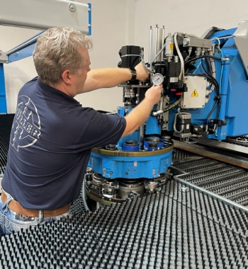 Eine Person, die Einstellungen an einer Maschine der Firma TimeSavers vornimmt